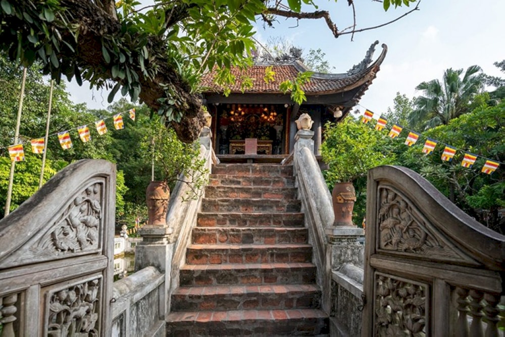 13 steps lead up to the main hall, with eight wooden beams supporting the pagoda in the shape of lotus petals